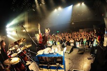 ЯeaL「ワンマンツアー2017“1st Album『19.』Release Tour”」最終公演の様子。（Photo by MASANORI FUJIKAWA）