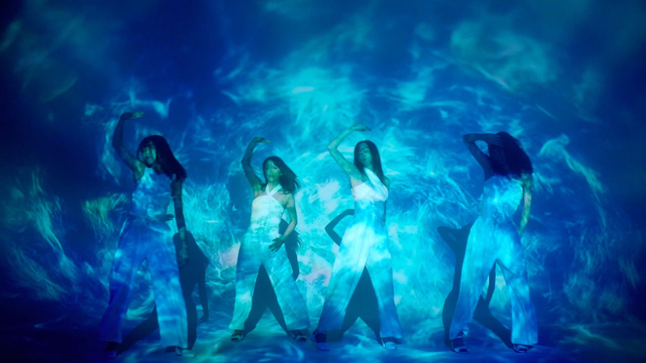 東京女子流「water lily ～睡蓮～」のミュージックビデオのワンシーン。