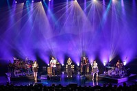 フジファブリックとPerfumeのコラボによる「若者のすべて」のパフォーマンスの様子。（撮影：森好弘）