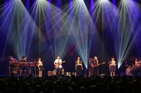 フジファブリックとPerfumeのコラボによる「若者のすべて」のパフォーマンスの様子。（撮影：中尾友香）