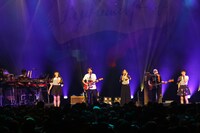 フジファブリックとPerfumeのコラボによる「若者のすべて」のパフォーマンスの様子。（撮影：中尾友香）