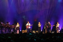 フジファブリックとPerfumeのコラボによる「若者のすべて」のパフォーマンスの様子。（撮影：中尾友香）