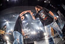 左からNAIKA MC、茂木洋晃（Vo / G-FREAK FACTORY）。（Photo by HayachiN）