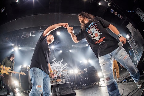 左からNAIKA MC、茂木洋晃(Vo / G-FREAK FACTORY)。(Photo by HayachiN)