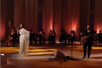 石川さゆりと小渕健太郎。(c)フジテレビ