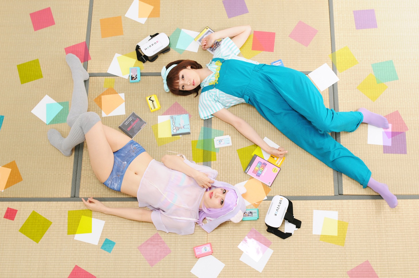 エイプリルズのイグチミホ（Vo, B, Syn / 右）と、その名はスペィドのATG（Vo / 左）。