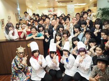 ゆるめるモ！「モイモイ」のミュージックビデオ撮影時の記念撮影の様子。