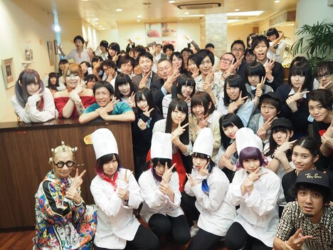 ゆるめるモ！「モイモイ」のミュージックビデオ撮影時の記念撮影の様子。