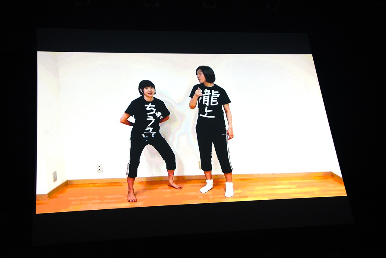安本彩花と小林歌穂が流れ星の漫才「ひじ神様」を披露するVTR。