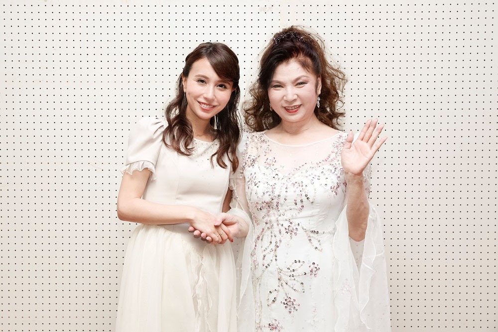 May J.と八代亜紀。（写真提供：avex）