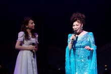 May J.と八代亜紀。（写真提供：avex）