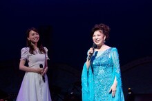 May J.と八代亜紀。（写真提供：avex）