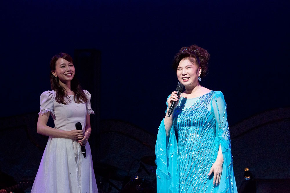 May J.と八代亜紀。（写真提供：avex）