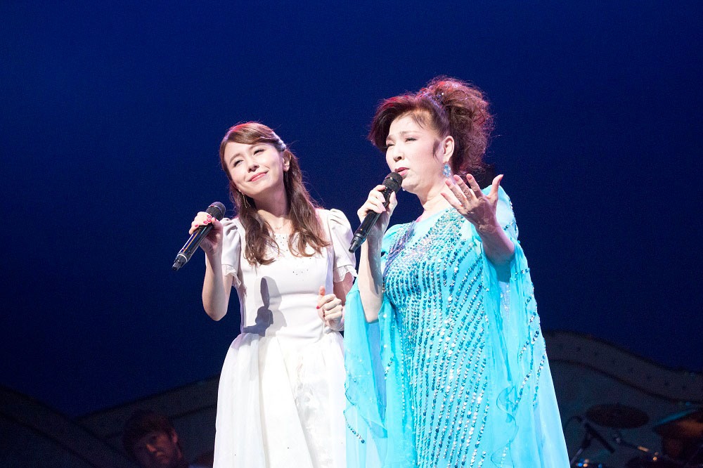May J.と八代亜紀。（写真提供：avex）