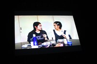 安本彩花と柏木ひなたが鏡を見ずに左手でメイクするVTR。