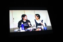 安本彩花と柏木ひなたが鏡を見ずに左手でメイクするVTR。