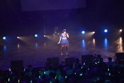 安本彩花生誕ソロライブ「歌って！踊って！歌謡ショー!!安安（やすやす）」の様子。
