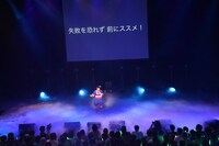 自身で作詞作曲したオリジナル曲を歌う安本彩花。