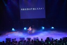 自身で作詞作曲したオリジナル曲を歌う安本彩花。