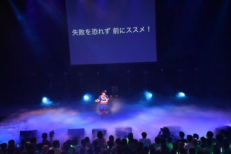 自身で作詞作曲したオリジナル曲を歌う安本彩花。