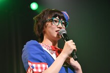 エビ中ファミリーからの質問やリクエストに答える安本彩花。