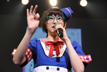 エビ中ファミリーからの質問やリクエストに答える安本彩花。