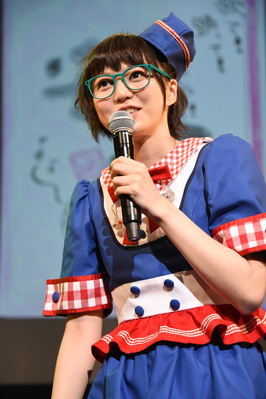 エビ中ファミリーからの質問やリクエストに答える安本彩花。