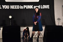 すねるアイナ・ジ・エンドとハシヤスメ・アツコ。