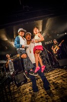 ファンの女の子2人を担ぐWATARU。（撮影：西岡浩記）