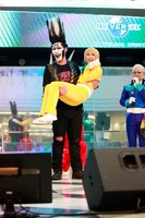 榊原タツキをお姫様抱っこするシノ爆ロック。