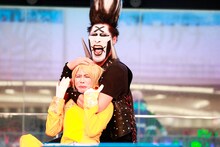 榊原タツキに締め技をかけるシノ爆ロック。