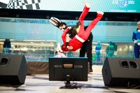 神生アキラを投げるシノ爆ロック。