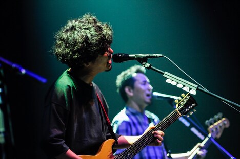 左からASIAN KUNG-FU GENERATIONの後藤正文（Vo, G）、山田貴洋（B, Vo）。（Photo by TEPPEI）