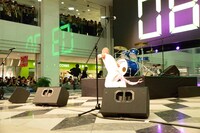 「出逢って8秒」を披露し終え、ダッシュで去るゴールデンボンバー。