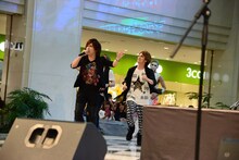 アンコールの声に応えて戻ってきたゴールデンボンバー。