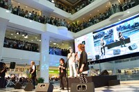 「ゴールデンボンバー8秒間フリーライブ」の様子。