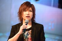「ゴールデンボンバー8秒間フリーライブ」について語る鬼龍院翔（Vo-karu）。