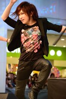 「女々しくて」をパフォーマンスする鬼龍院翔（Vo-karu）。