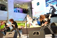 「女々しくて」をパフォーマンスするゴールデンボンバー。