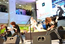 「女々しくて」をパフォーマンスするゴールデンボンバー。