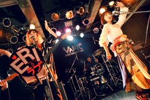 平松愛理とアルカラ（撮影：新倉映見（えみだむ））