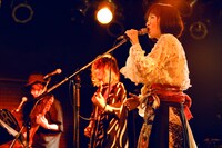 平松愛理とアルカラ（撮影：新倉映見（えみだむ））