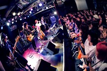 平松愛理とアルカラ（撮影：新倉映見（えみだむ））