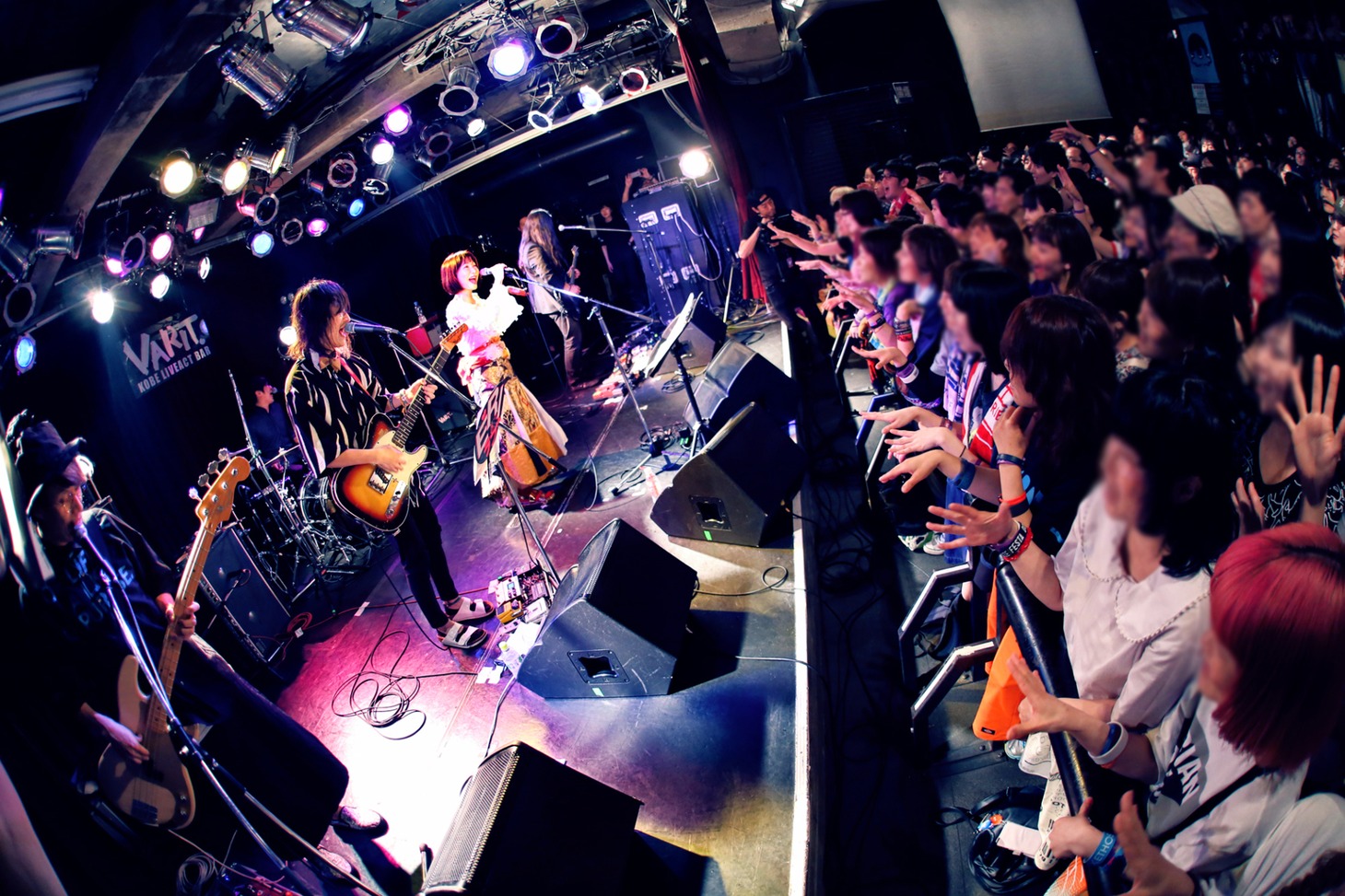 平松愛理とアルカラ（撮影：新倉映見（えみだむ））