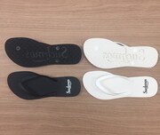 Suchmosロゴをあしらったビーチサンダル。