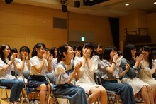 メジャーデビュー発表を聞いて驚くSTU48メンバー。