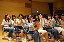 メジャーデビュー発表を聞いて驚くSTU48メンバー。
