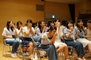 メジャーデビュー発表を聞いて驚くSTU48メンバー。