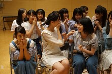 メジャーデビュー発表を聞いて驚くSTU48メンバー。