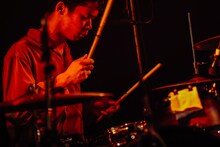 クラカズヒデユキ（赤色のグリッター）（撮影：西槇太一）